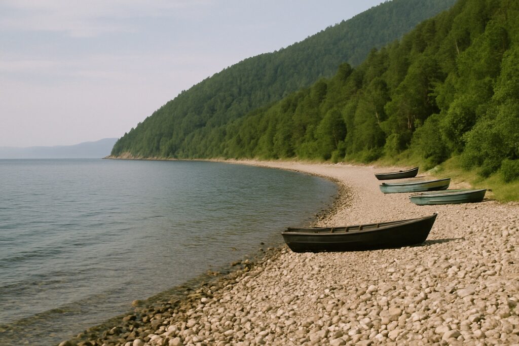 Kiesstrand mit kleinen Holzbooten vor grünen Hügeln