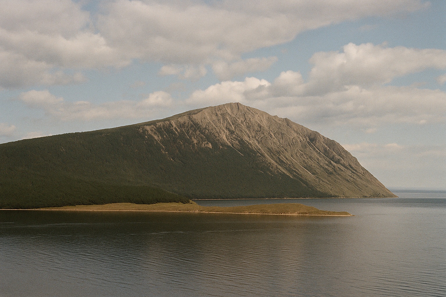 Bergmassiv einer Halbinsel über dem See mit flacher Landzunge davor
